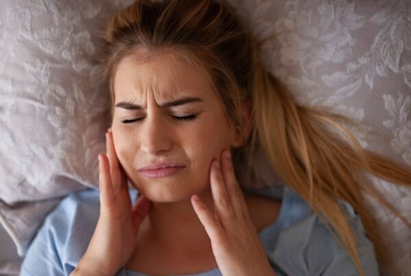 Mujer con problemas de bruxismo al despertarse