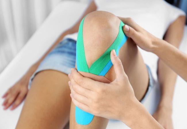 Mujer realizando ténicas de fisioterapia deportiva para la prevención de lesiones